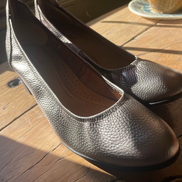 Clarks Shoes - Clark's Women's Heel NWT Pewter Metallic Silver Pebble Leather Size 8.5